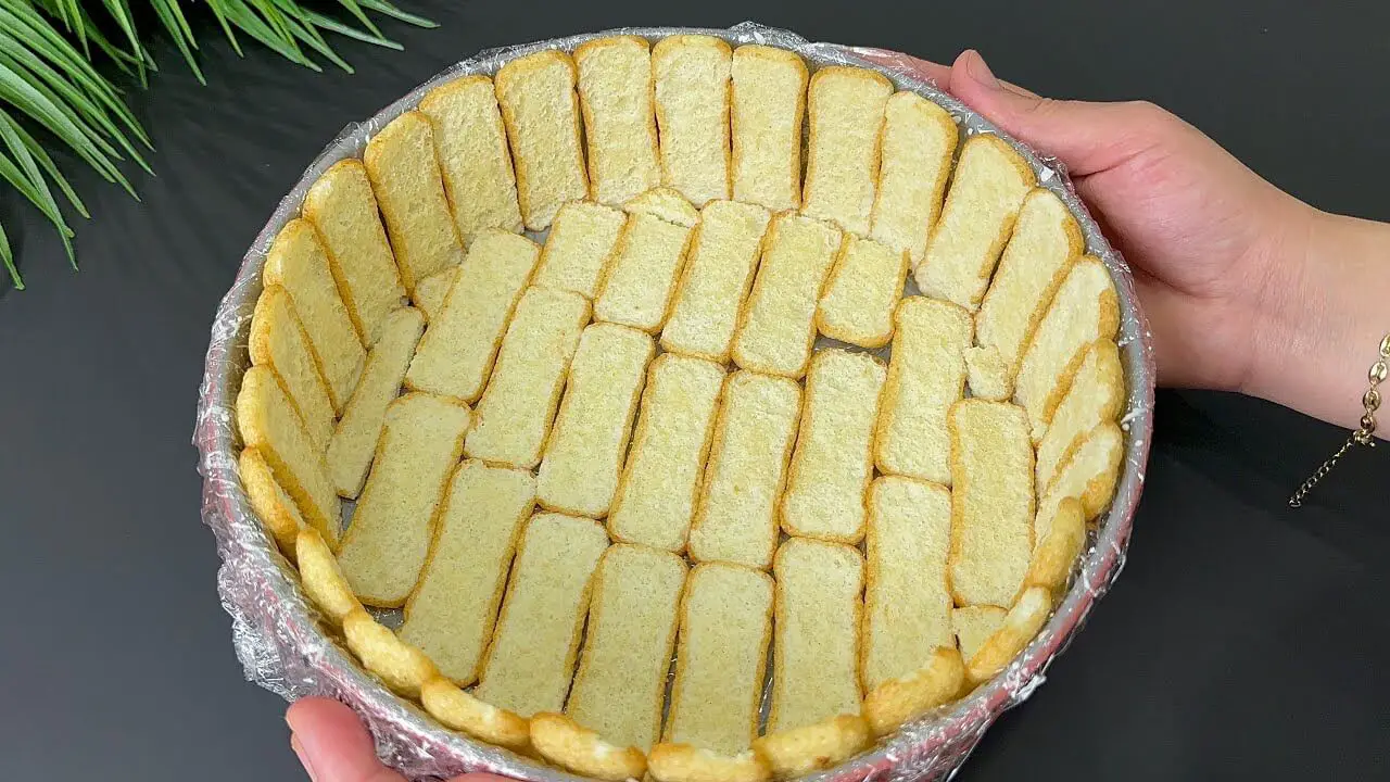 Torta a strati con crema al pistacchio